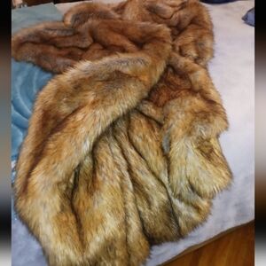 Luxurious Faux Fur Throw in Golden Brown